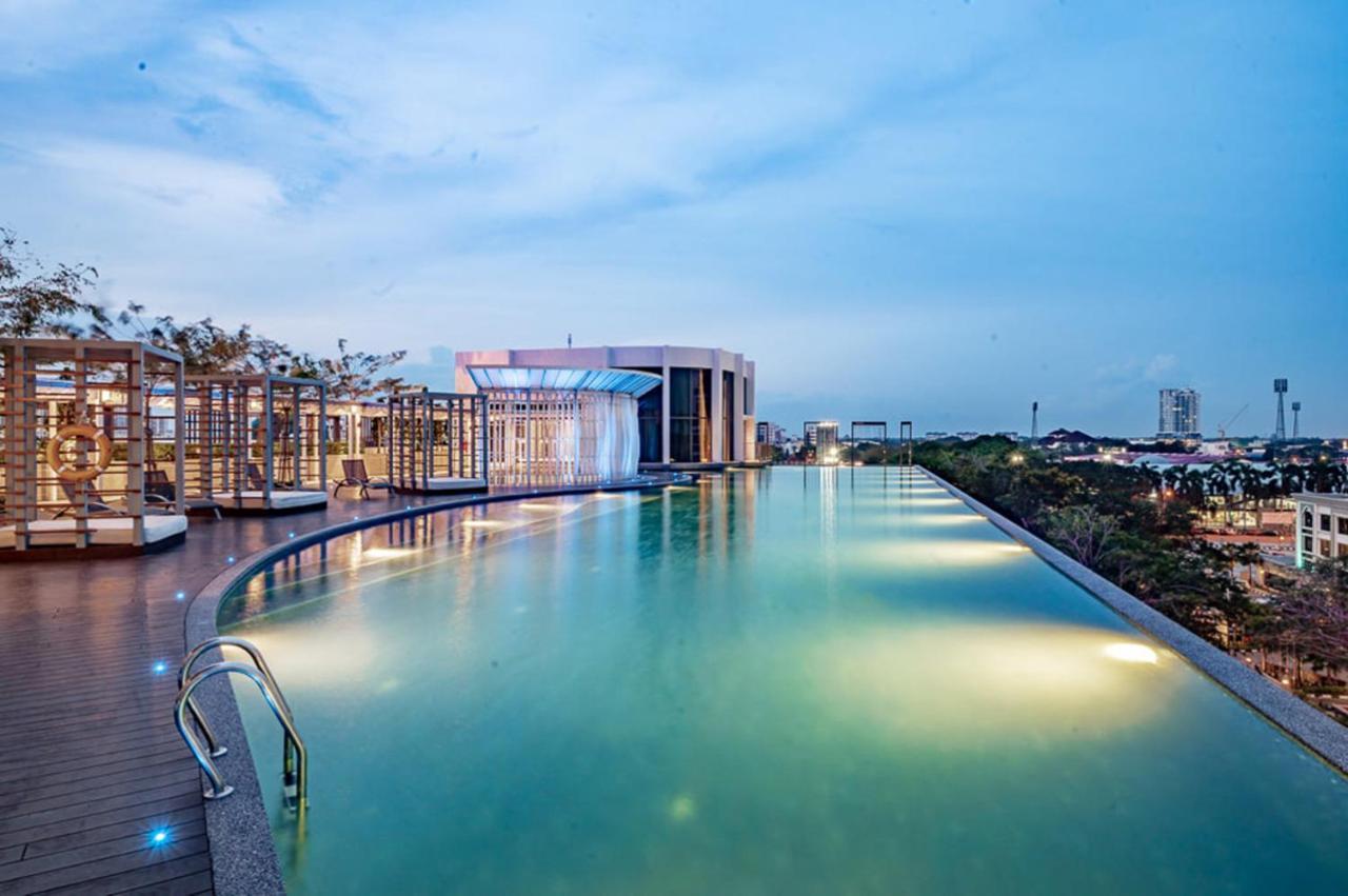 Zulanie Suite Troika Residence: Golden Triangle Oasis with Pool Kota Bharu Exterior photo