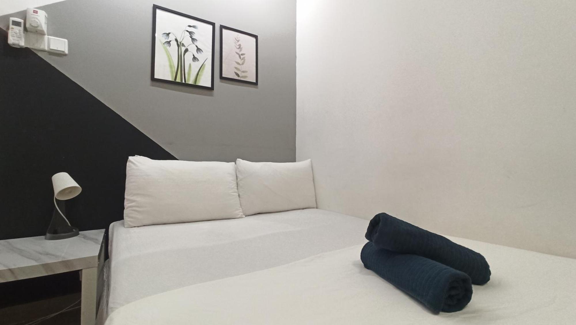 Zulanie Suite Troika Residence: Golden Triangle Oasis with Pool Kota Bharu Room photo