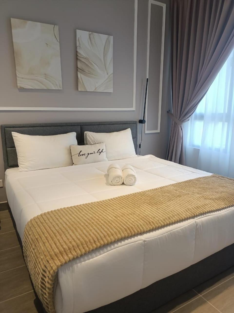 Zulanie Suite Troika Residence: Golden Triangle Oasis with Pool Kota Bharu Room photo