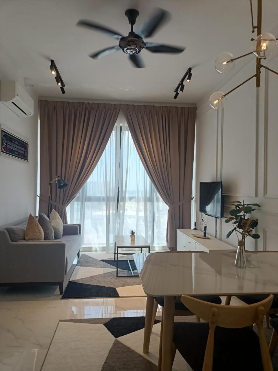Zulanie Suite Troika Residence: Golden Triangle Oasis with Pool Kota Bharu Room photo